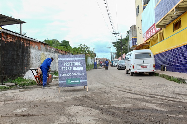 Prefeitura realiza reparos em vias da sede e da orla de Camaçari
