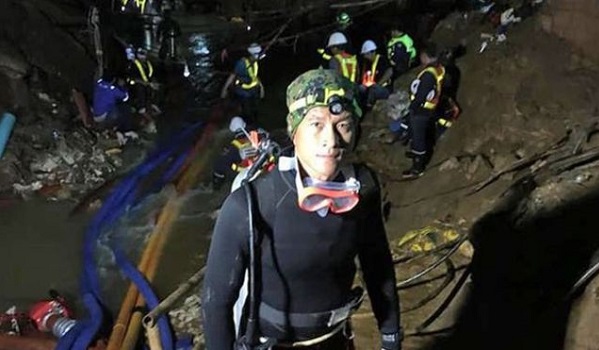 Termina resgate dos 12 garotos e do treinador presos em caverna na Tailândia