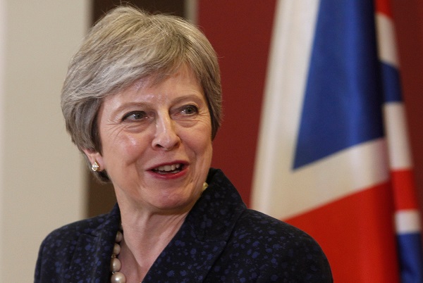 Theresa May diz que deixará cargo quando Brexit for concluído