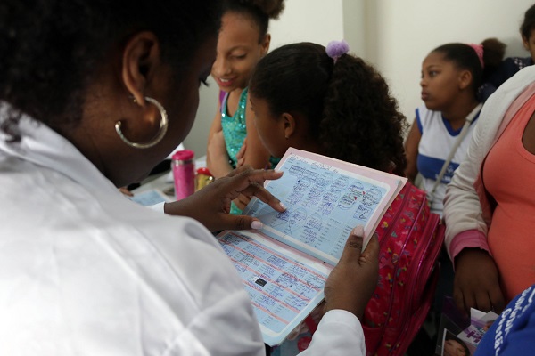 Brasil atinge meta de vacinação contra sarampo de 95% das crianças até um ano