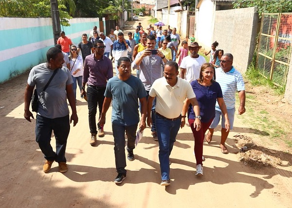 Camaçari: Elinaldo autoriza serviços durante visita a Vila de Abrantes
