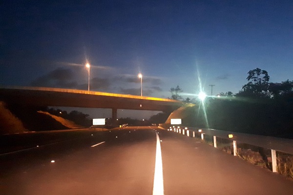 Trechos da Via Metropolitana Camaçari-Lauro de Freitas recebem iluminação