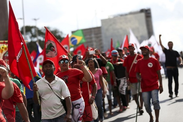 MST pede R$ 250 mil ao PT e centrais por ato pró-Lula