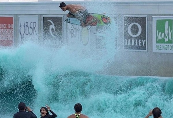 Gabriel Medina testa piscina de ondas no Texas com direito a aéreos; assista