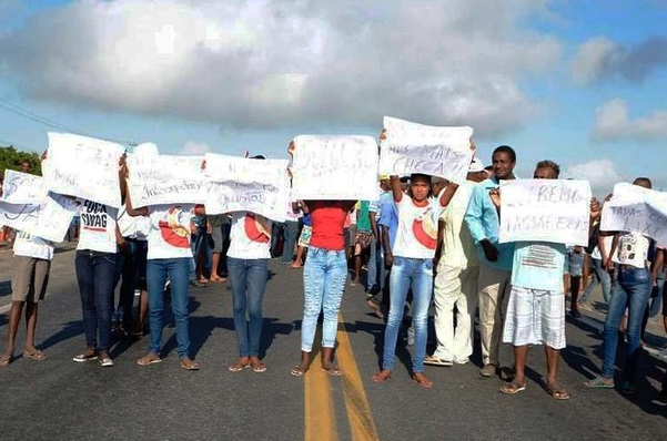 Moradores de Antônio Cardoso fazem protesto na BR-116