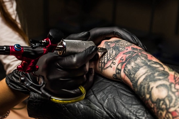 Operação Tatuagem Segura notifica três estúdios em Salvador