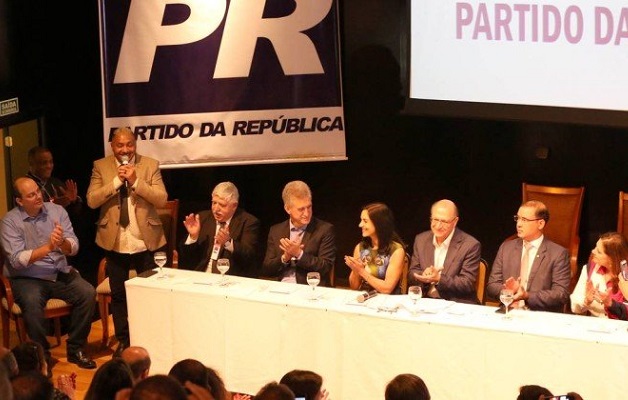 Tiririca anuncia candidatura à reeleição ao lado de Alckmin