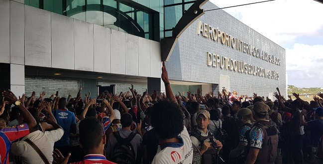 Torcida lota aeroporto de Salvador para incentivar Bahia na Copa do Brasil; assista