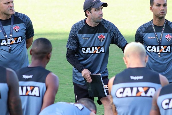Vitória demite Fabiano Soares e anuncia João Burse como novo técnico