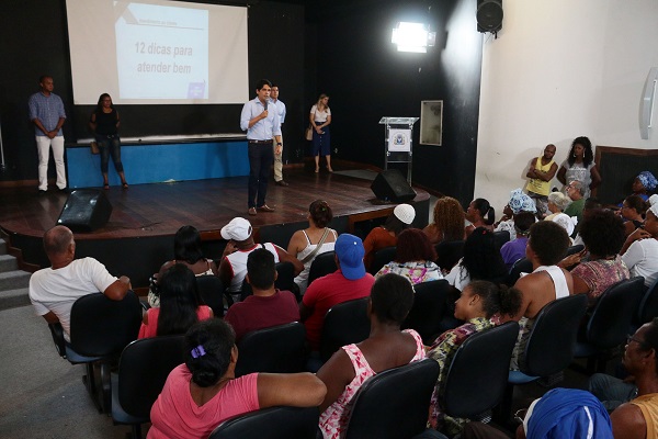 Ambulantes do Centro Histórico de Salvador são capacitados para atender clientes