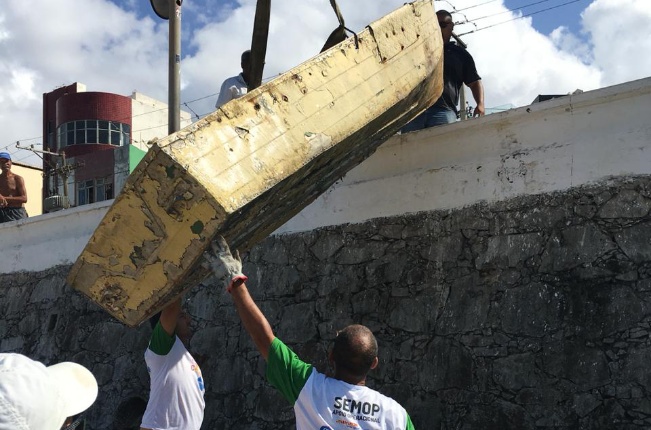 Dia Mundial da Limpeza: Operação remove carcaças de barcos no Rio Vermelho