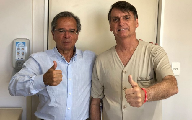 Bolsonaro recebe a visita de Paulo Guedes no hospital