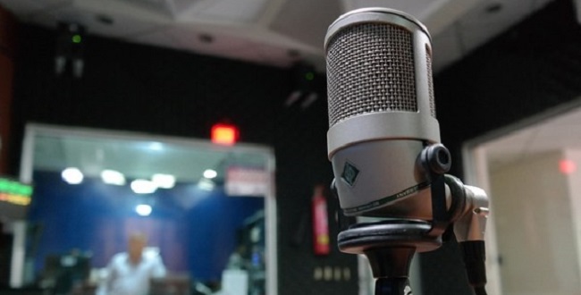 Estudantes de Ruy Barbosa sintonizam aulas pelo rádio