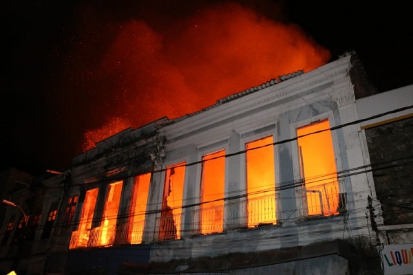 Salvador: Incêndio atinge casarão na Baixa dos Sapateiros