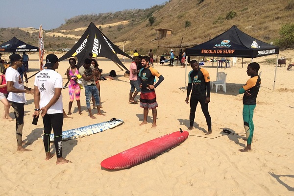 Projeto social de brasileiro ensina surfe para crianças em Angola