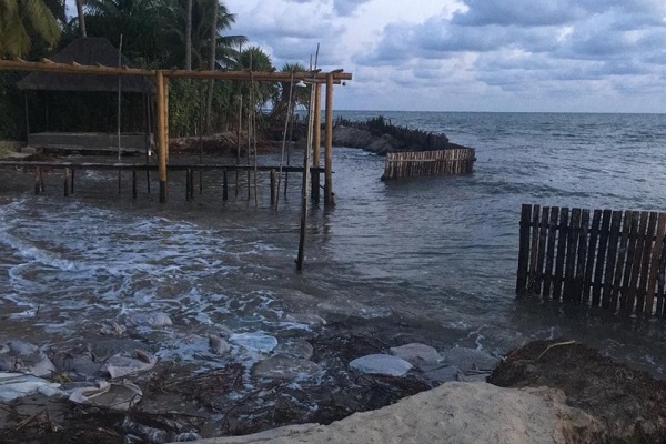 Vera Cruz: Mar invade casas na Praia de Cacha Pregos