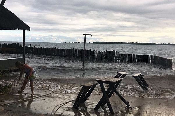Casas atingidas pelo mar serão derrubadas pela prefeitura de Vera Cruz