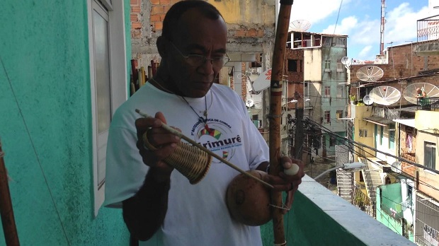 Cinema na Praça exibe a capoeira de Mestre Olavo neste domingo