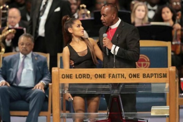 Pastor assedia cantora Ariana Grande durante funeral de Aretha Franklin; assista