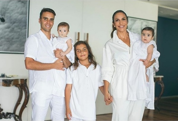 Ivete divulga foto da família após batizado das gêmeas