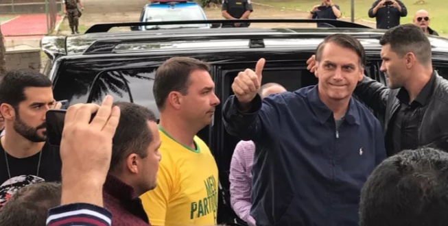 Acompanhado do filho, Bolsonaro vota em colégio da Vila Militar no Rio de Janeiro