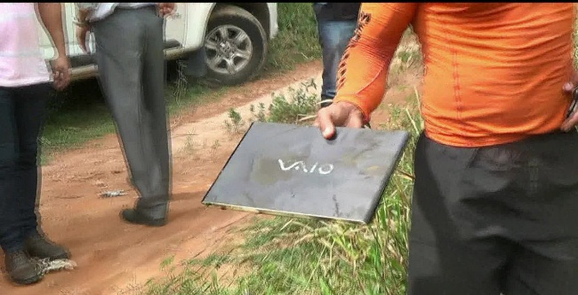 Bombeiros retiram notebook do operador de Cabral de dentro de lago