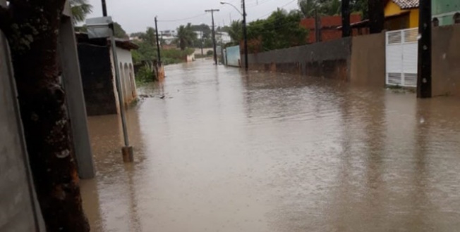 Alagoinhas tem ruas e casas alagadas após chuva forte