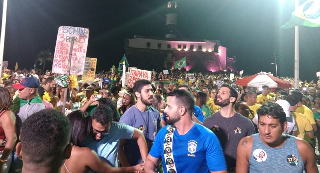 Vitória de Bolsonaro é comemorada no Farol da Barra em Salvador