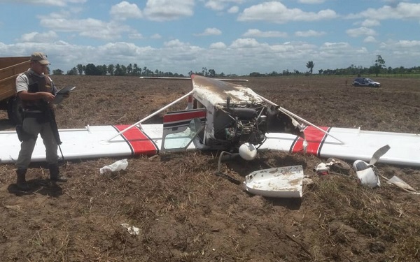 Avião monomotor fica destruído após cair em Belmonte