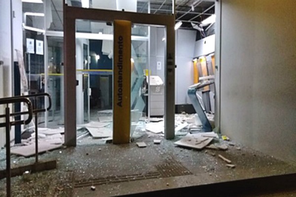Bandidos explodem agência bancária em Governador Mangabeira