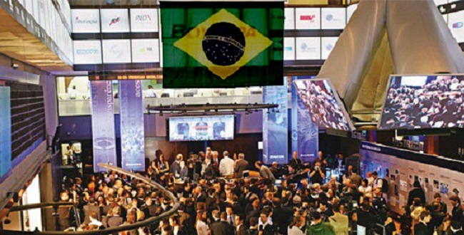 Efeito Bolsonaro: Bolsa opera em alta e dólar se aproxima de R$ 3,74