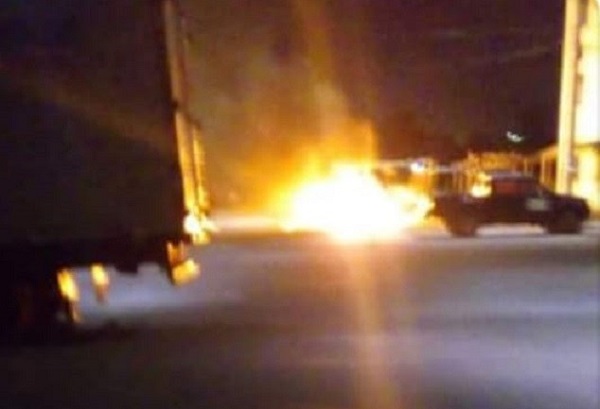 Grupo invade condomínio e incendeia carro em Camaçari