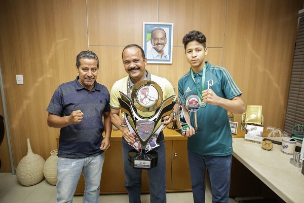 Campeões de boxe por Camaçari fazem visita a Elinaldo