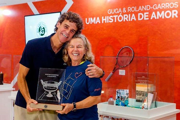 Gustavo Kuerten recebe troféu de embaixador de Roland Garros