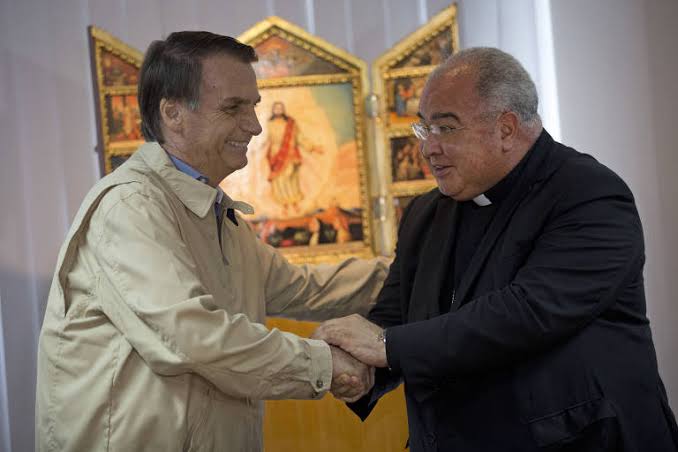 Bolsonaro entrega carta de compromissos ao arcebispo do Rio de Janeiro