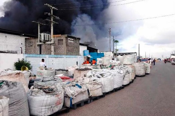 Depósito de materiais recicláveis pega fogo em Feira de Santana