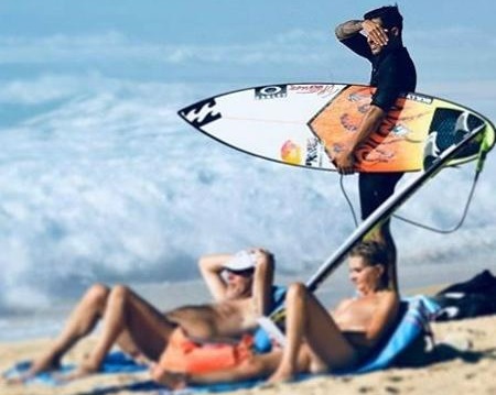 Etapa do Mundial de Surfe na França mistura surfistas e nudistas