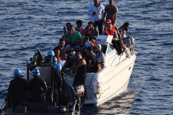 Fragata do Brasil encontra 31 imigrantes à deriva no Mediterrâneo