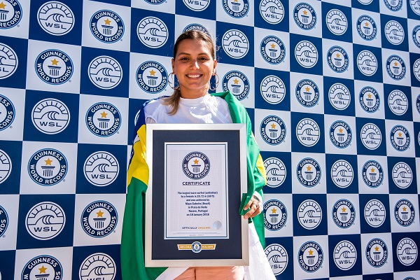 Brasileira Maya Gabeira entra para o Guinness Book por maior onda surfada; assista
