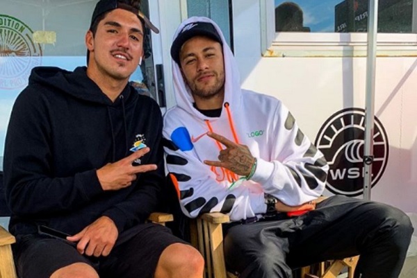 Com Neymar na torcida, Medina e Ítalo Ferreira avançam no Mundial de Surfe em Portugal