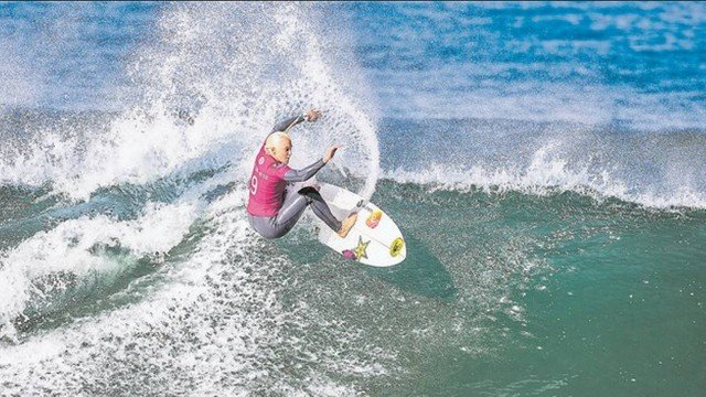 Brasileira é destaque na etapa do Mundial de Surfe na França