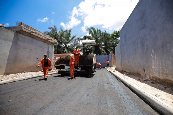 Mais de 50 ruas de Camaçari recebem asfaltamento e novos passeios