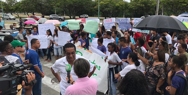 Professores e estudantes da rede estadual protestam contra fechamento de escolas no CAB