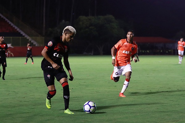 Vitória leva 2 a 1 do Atlético-PR no Barradão; veja os gols