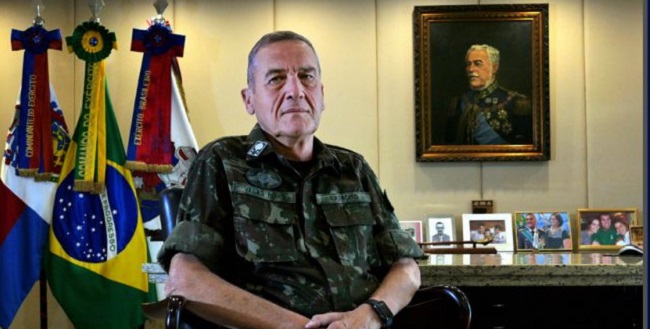 “Bolsonaro é muito mais político do que militar”, diz comandante do Exército