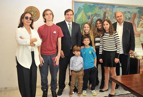 Presidente em exercício, Rodrigo Maia recebe a família no Planalto
