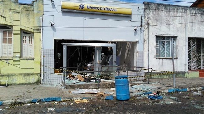 Bandidos explodem agência bancária em Conceição de Feira