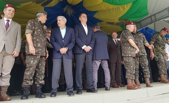 Bolsonaro participa do aniversário da Brigada de Infantaria Paraquedista do Exército