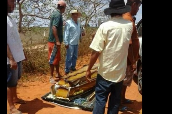 Carro funerário capota e caixão cai na estrada em Sátiro Dias