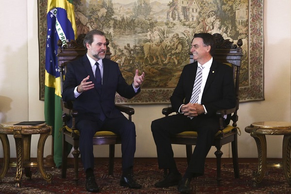 Toffoli entrega a Bolsonaro lista tríplice para vaga no TSE